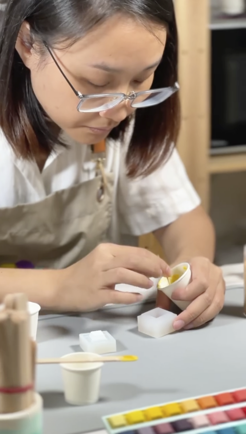 Founder of Artzei Studio casting a Jesmonite Keycap