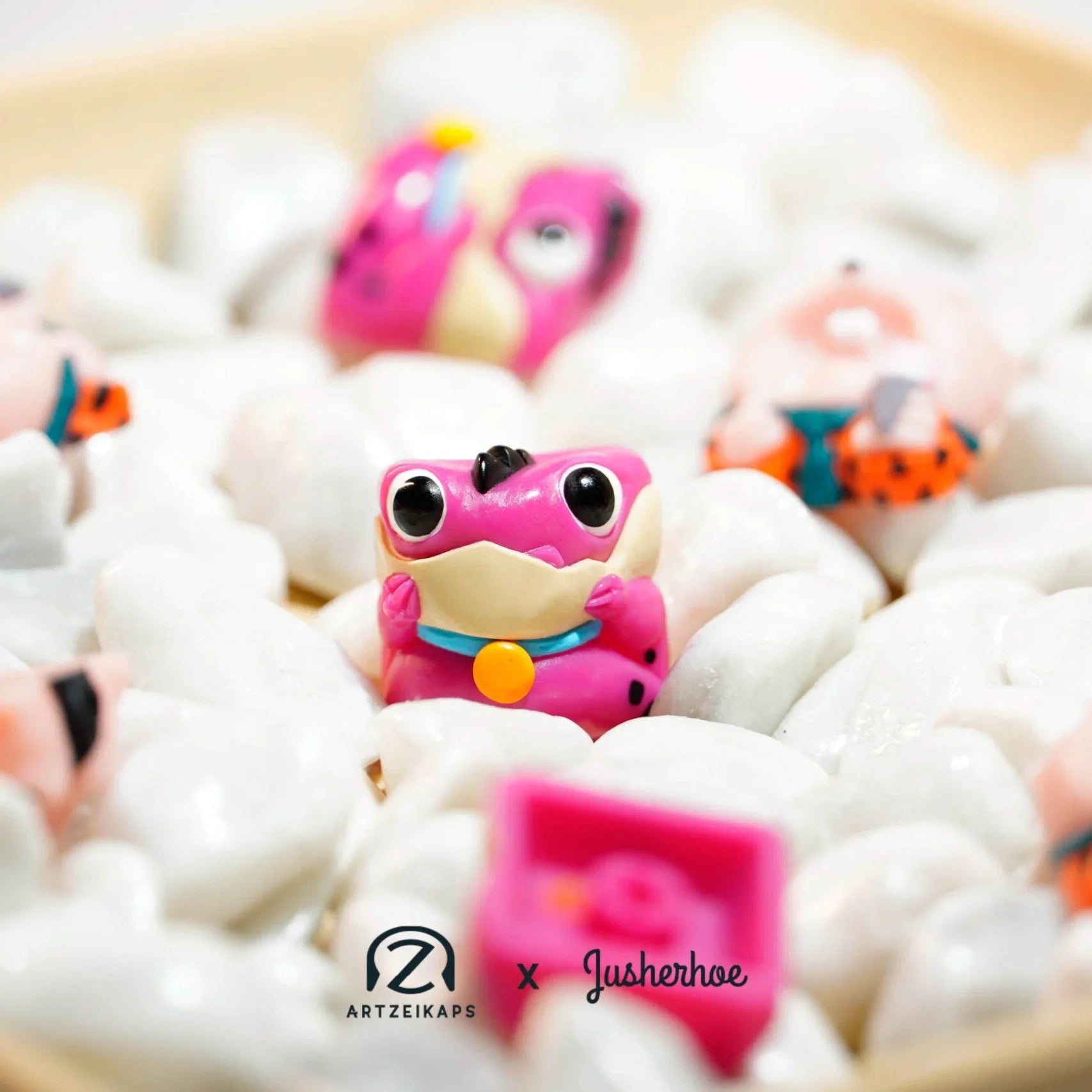 Chomper artisan keycap in hot pink with leopard print details — Artzeikaps x Jusherhoe