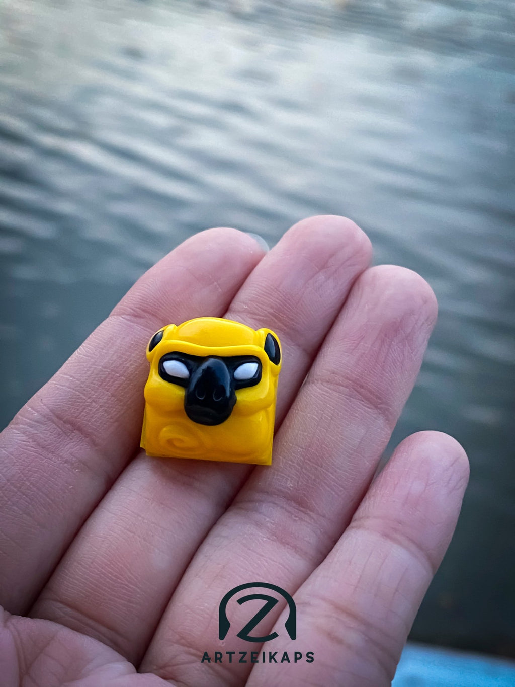 Smunkey artisan keycap Bumble Bee colourway with river background