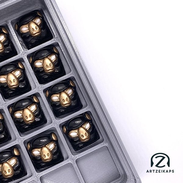 Smunkey artisan keycap Pirate's Gold in an artisan keycap tray