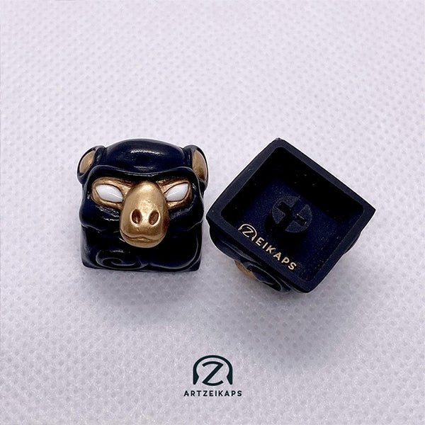 Front and back ofSmunkey artisan keycap Pirate's Gold colourway by Artzeikaps