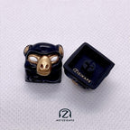 Front and back ofSmunkey artisan keycap Pirate's Gold colourway by Artzeikaps